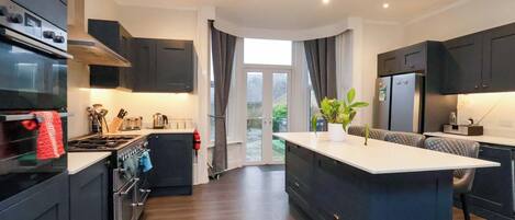 Kühlschrank, Geschirrspüler, Wasserkocher, Toaster