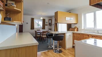 Dishwasher, cookware/dishes/utensils