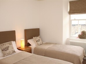 2 quartos, individualmente decorados, individualmente mobiliados