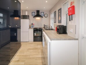 Een koelkast, een vaatwasser, een waterkoker, een broodrooster