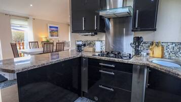 Kühlschrank, Geschirrspüler, Wasserkocher, Kochgeschirr/Geschirr/Besteck