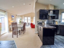 Refrigerador, lavavajillas, tetera/pava eléctrica, utensilios de cocina