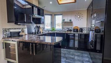 Buzdolabı, bulaşık makinesi, elektrikli su ısıtıcısı