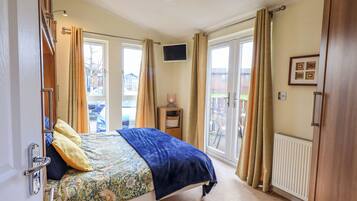 2 Schlafzimmer, individuell dekoriert, individuell eingerichtet