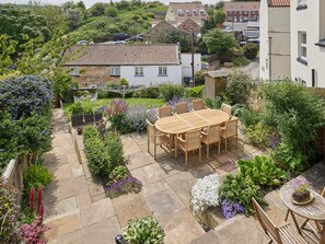 Outdoor dining - Isla House (Whitby)