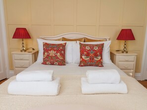 4 bedrooms, individually decorated, individually furnished, free WiFi - Isla House (Whitby)