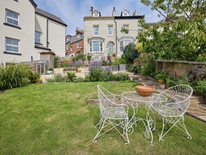 Outdoor dining - Isla House (Whitby)