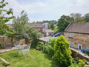 Outdoor dining - Isla House (Whitby)