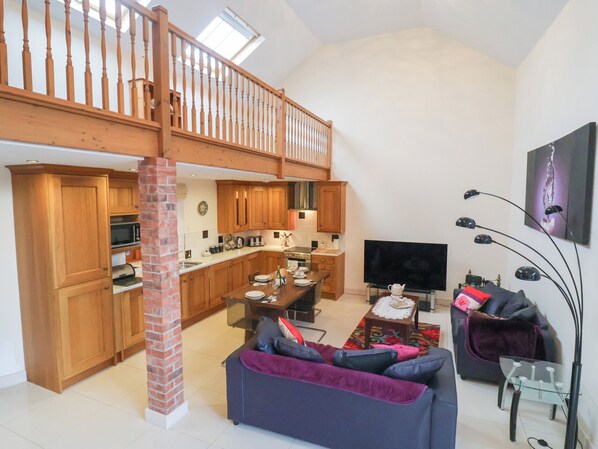 Living area - Cob Barn (Exeter)