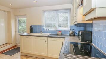 Een vaatwasser, kookgerei, borden en bestek