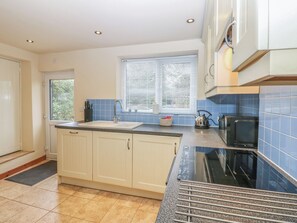 Dishwasher, cookware/dishes/utensils - Mill Cottage (Skipton)