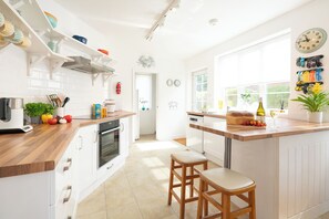 Kühlschrank, Geschirrspüler, Wasserkocher, Toaster