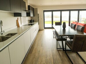 Fridge, dishwasher, electric kettle, toaster - Glynllifon 3 (Marianglas)