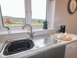 Dishwasher, electric kettle, toaster, cookware/dishes/utensils - ARD NA Ghaoithe (Loughanure)