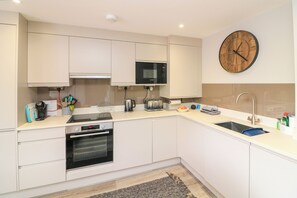 Dishwasher, electric kettle, toaster, cookware/dishes/utensils - 2 De Courcey House (Dartmouth)