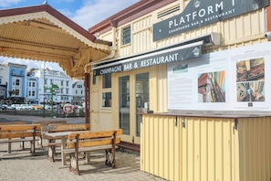 Tempat makan luar