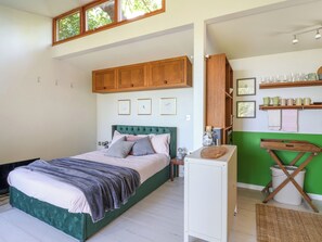 1 bedroom, individually decorated, individually furnished, free WiFi - The Bothy (Lyme Regis)