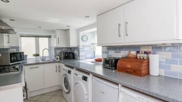 Refrigerador, lavavajillas y utensilios de cocina