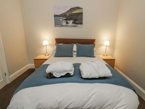 3 bedrooms, individually decorated, individually furnished, free WiFi - Station Hall (Cardigan)