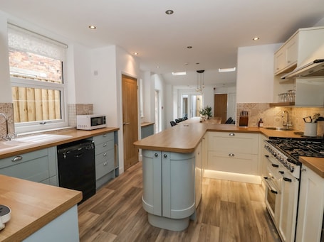 Dishwasher, cookware/dishes/utensils