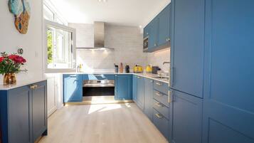 Kylskåp, diskmaskin, vattenkokare och brödrost