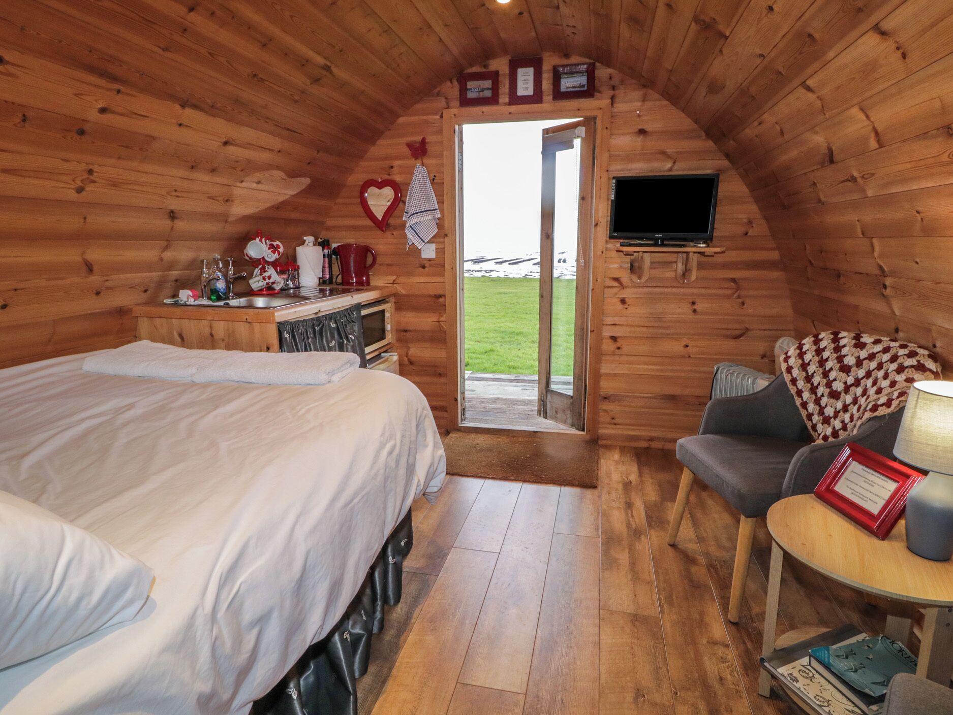 1 bedroom, individually decorated, individually furnished, free WiFi