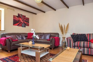 Living area - Mill Cottage (Exeter)