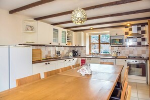 Fridge, dishwasher, cookware/dishes/utensils - Mill Cottage (Exeter)
