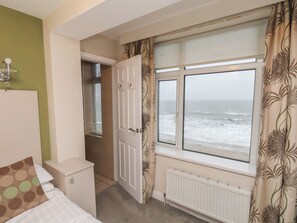 1 bedroom, individually decorated, individually furnished, free WiFi - Mayors Parlour (Bridlington)