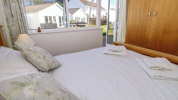 2 dormitoris, decoració individual i mobiliari individual