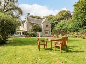 Outdoor dining - Villa 18 Lanteglos Holiday Park (Camelford)