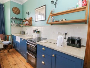 Dishwasher, cookware/dishes/utensils - Plas Pontfaen (Fishguard)