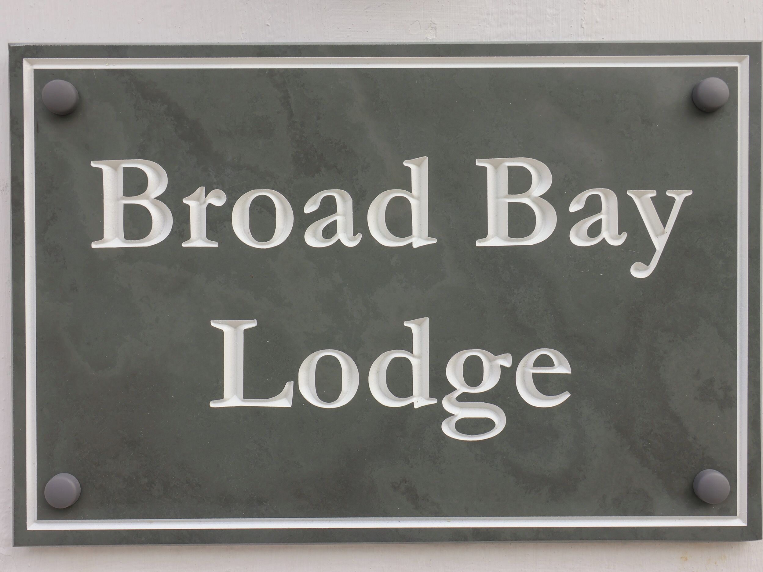Señal para Broad Bay Lodge.