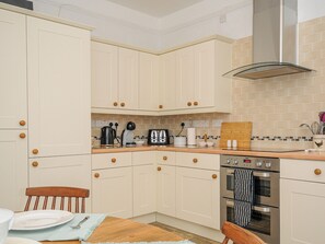 Geladeira, lava-louças, talheres/pratos/utensílios de cozinha