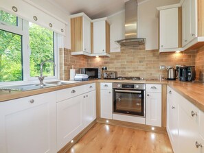 Réfrigérateur, lave-vaisselle, bouilloire électrique, grille-pain