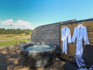 Outdoor spa tub - Hawkstone (Market Drayton)