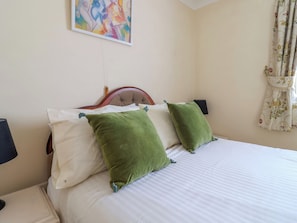 2 kamar tidur dan didekorasi berbeda-beda
