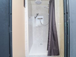 Cottage | Bathroom | Shower