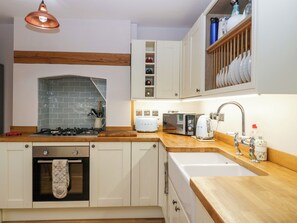 Kühlschrank, Wasserkocher, Toaster, Kochgeschirr/Geschirr/Besteck