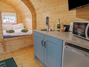 1 bedroom, individually decorated, individually furnished, free WiFi - Pine (Londonderry)