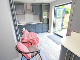 Frigorífico, lavavajillas, hervidor eléctrico y utensilios de cocina