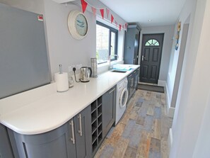 Fridge, dishwasher, electric kettle, cookware/dishes/utensils - Shooting Star Cottage (Criccieth)