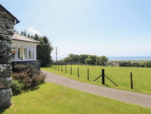 Cottage | Property grounds - Ysgubor Newydd Parc Isaf (Talybont)