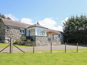 Cottage | Exterior - Ysgubor Newydd Parc Isaf (Talybont)