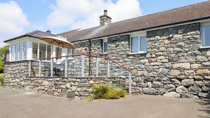 Un edificio de piedra con un patio cubierto.