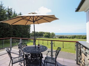 Outdoor dining - Ysgubor Newydd Parc Isaf (Talybont)