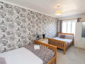 3 bedrooms, individually decorated, individually furnished, free WiFi - Banks View Filey (Filey)