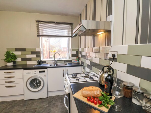 Cookware/dishes/utensils - Banks View Filey (Filey)