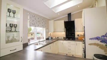 Fridge, dishwasher, cookware/dishes/utensils