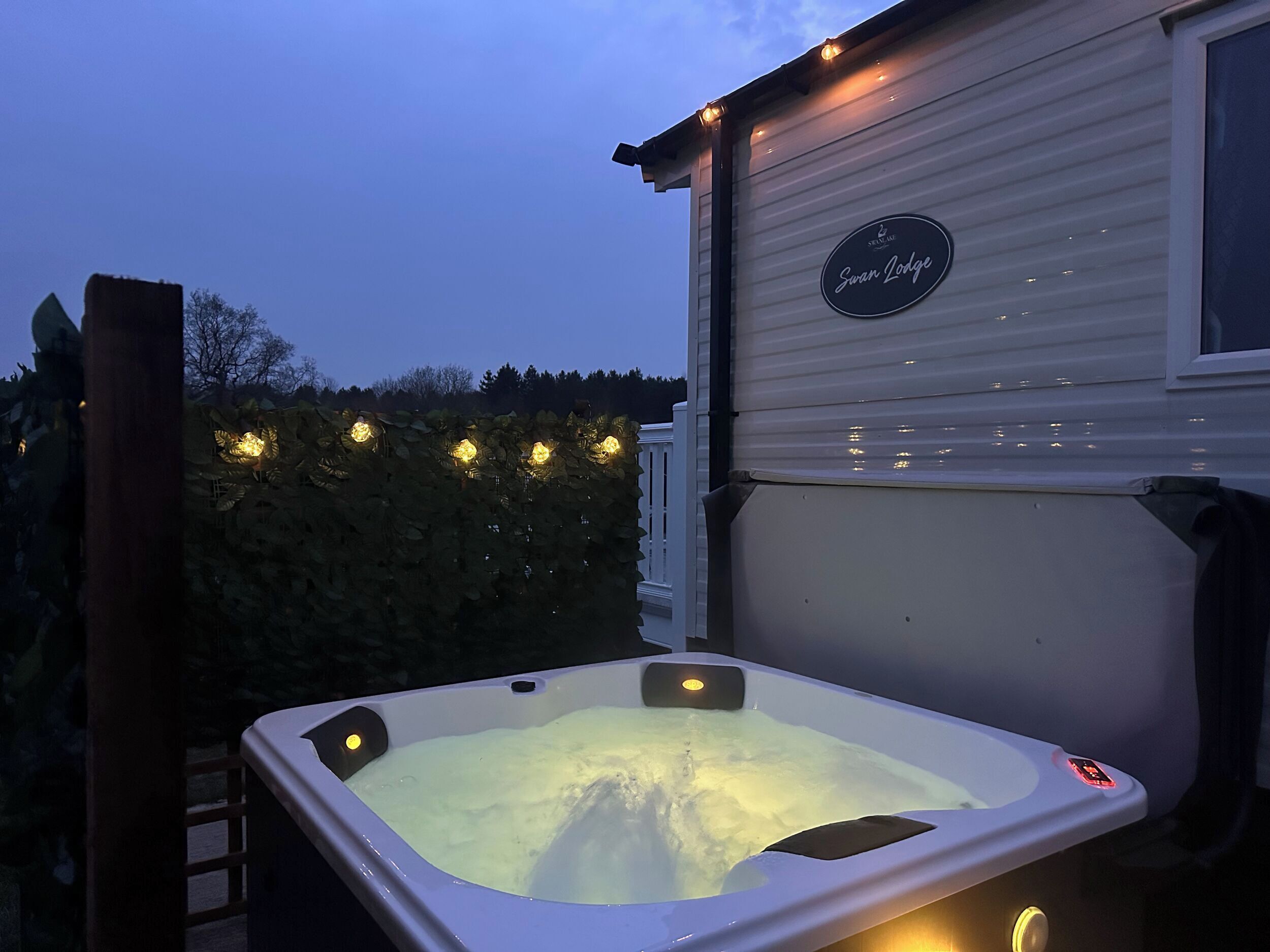 Cottage | Outdoor spa tub